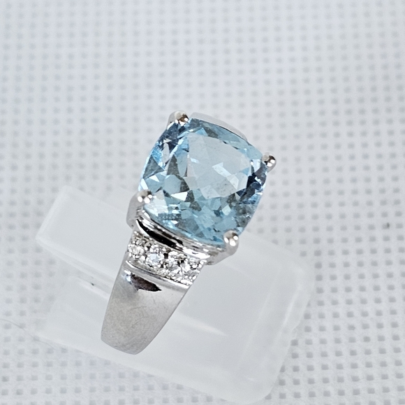Beautiful Genuine Sky Blue Topaz & Diamond Ring Size 9! - Picture 3 of 7